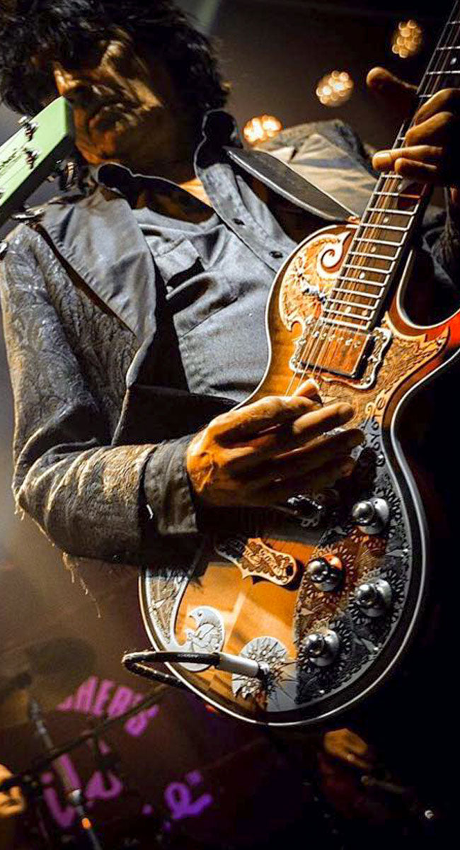 DAVID HOLLESTELLE Playing a TEYE Guitar