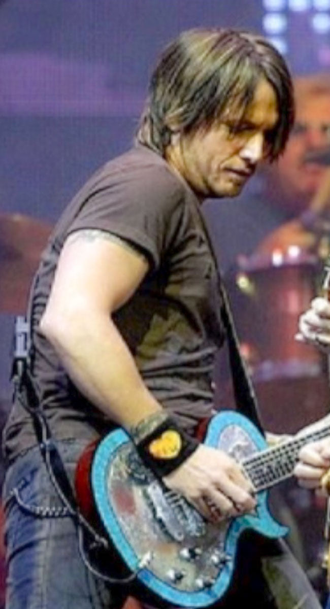 KEITH URBAN Playing a TEYE Guitar