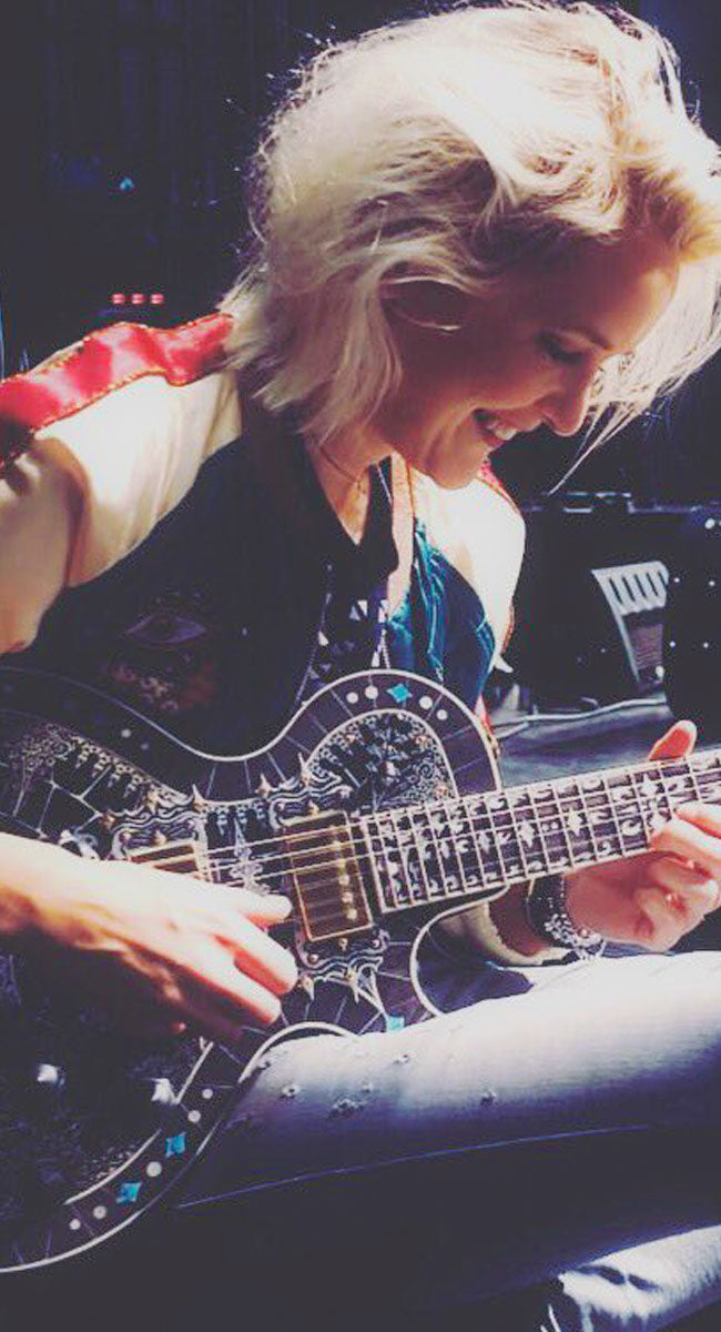 LEONIE MEIJER Playing a TEYE Guitar