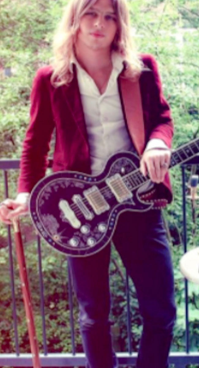 PABLO VAN DE POEL Playing a TEYE Guitar